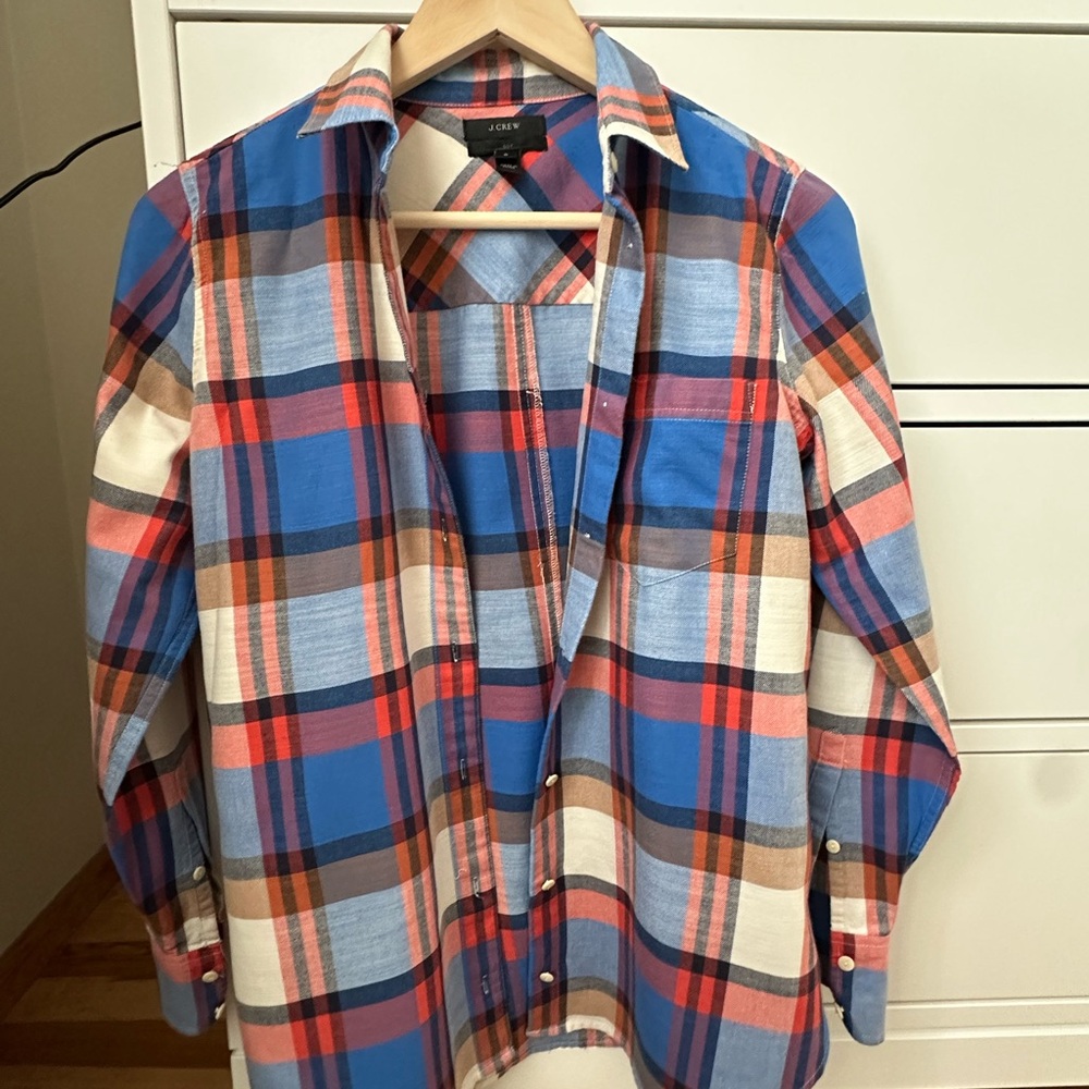 J CREW. Women long sleeve, button down shirt in BOY FIT. Size 0